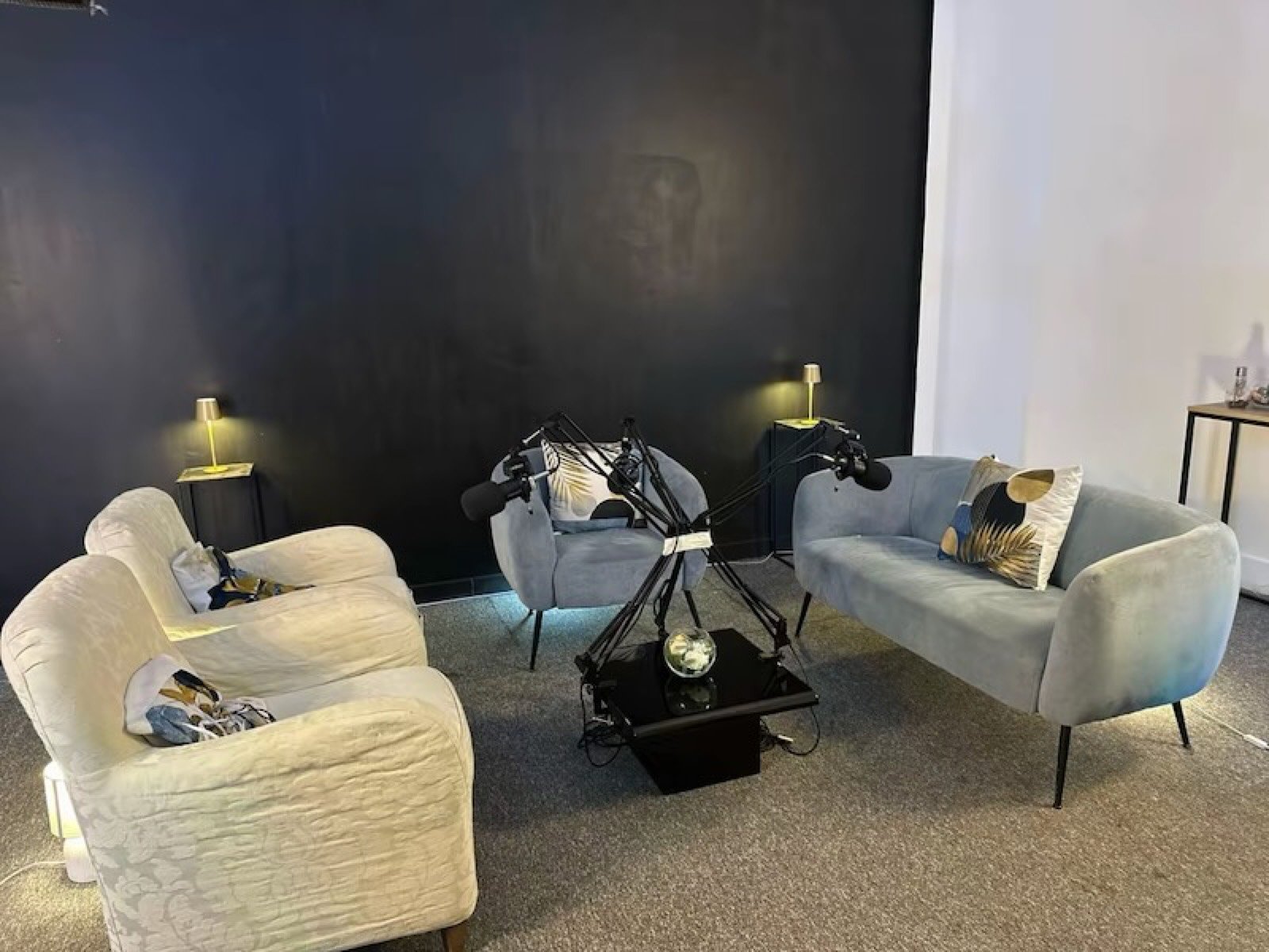 Plateau ORIXAR : fauteuils et micros prêts à enregistrer